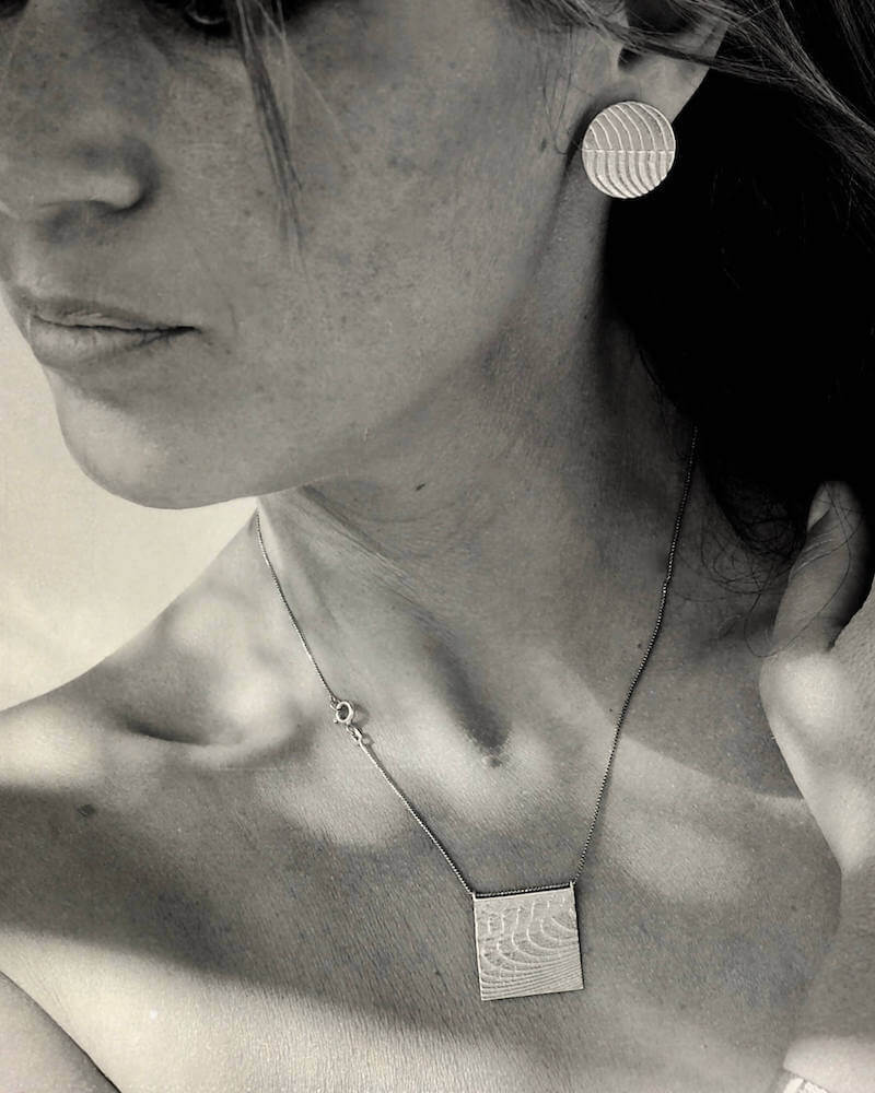 Das quadratische Zen Necklace in Sterling Silber mit maritimer Struktur steht für Stille, schlichte Eleganz, Natürlichkeit und innere Verbundenheit mit dem Meer 