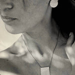 Das quadratische Zen Necklace in Sterling Silber mit maritimer Struktur steht für Stille, schlichte Eleganz, Natürlichkeit und innere Verbundenheit mit dem Meer 