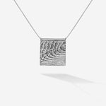 Das quadratische Zen Necklace in Sterling Silber mit maritimer Struktur steht für Stille, schlichte Eleganz, Natürlichkeit und innere Verbundenheit mit dem Meer 