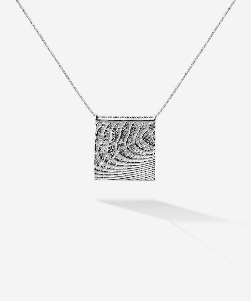 Das quadratische Zen Necklace in Sterling Silber mit maritimer Struktur steht für Stille, schlichte Eleganz, Natürlichkeit und innere Verbundenheit mit dem Meer 