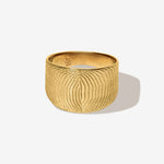 Eleganter Schmuck aus der Meerestiefe. Die maritime Struktur der Sepien vereint sich im goldenen Abraccio Ring wie eine Umarmung