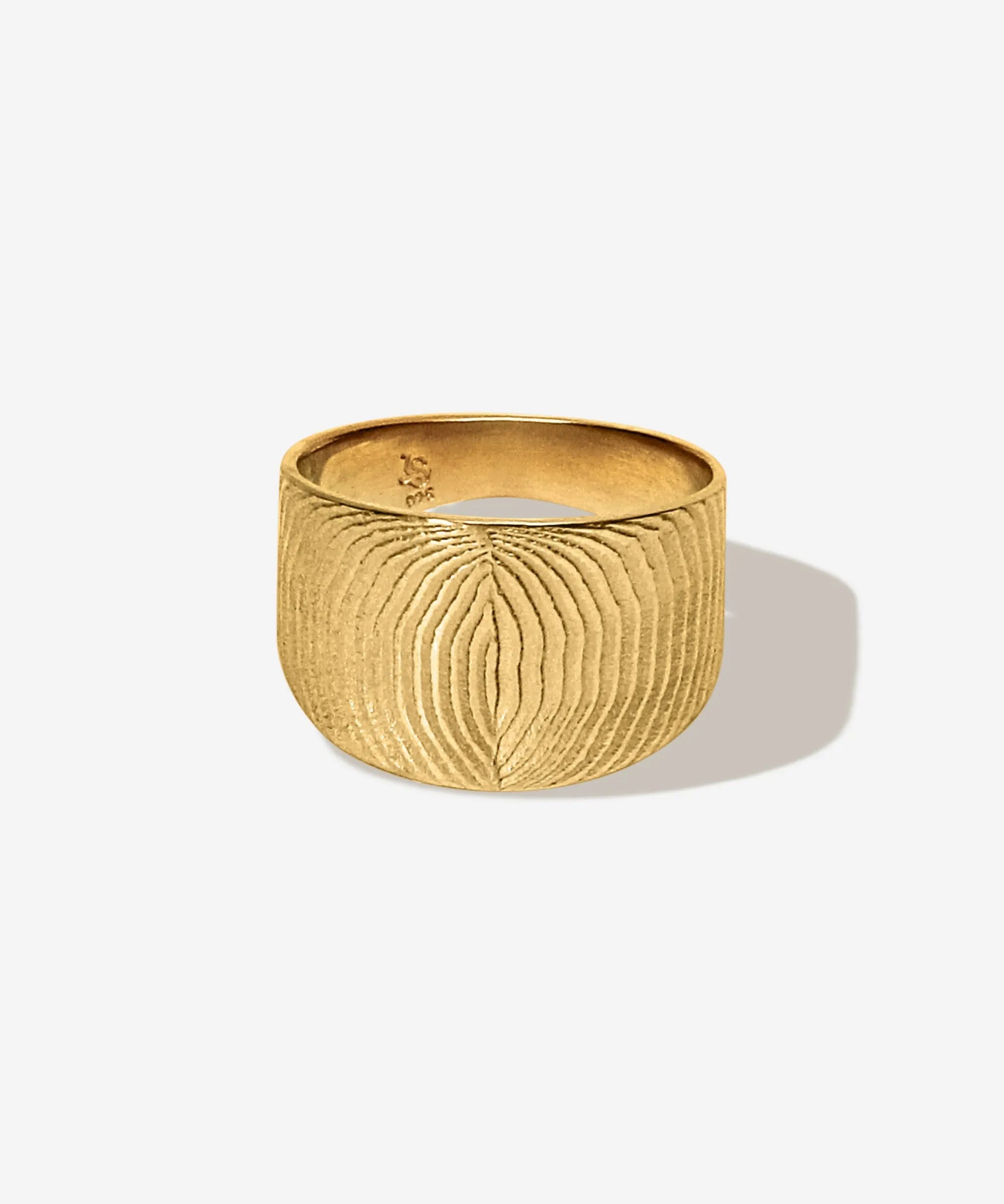 Eleganter Schmuck aus der Meerestiefe. Die maritime Struktur der Sepien vereint sich im goldenen Abraccio Ring wie eine Umarmung