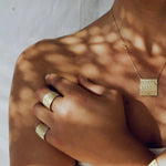 Eleganter Schmuck aus der Meerestiefe. Die maritime Struktur der Sepien vereint sich im goldenen Abraccio Ring wie eine Umarmung
