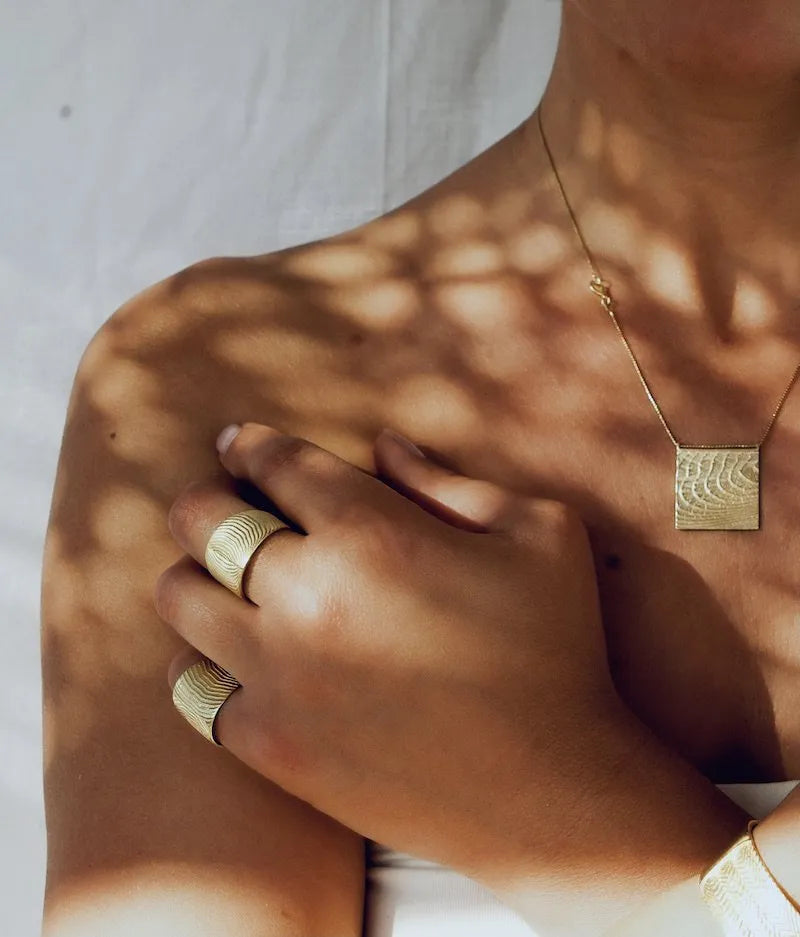 Eleganter Schmuck aus der Meerestiefe. Die maritime Struktur der Sepien vereint sich im goldenen Abraccio Ring wie eine Umarmung