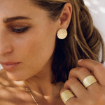 Eleganter Schmuck aus der Meerestiefe. Die maritime Struktur der Sepien vereint sich im goldenen Abraccio Ring wie eine Umarmung