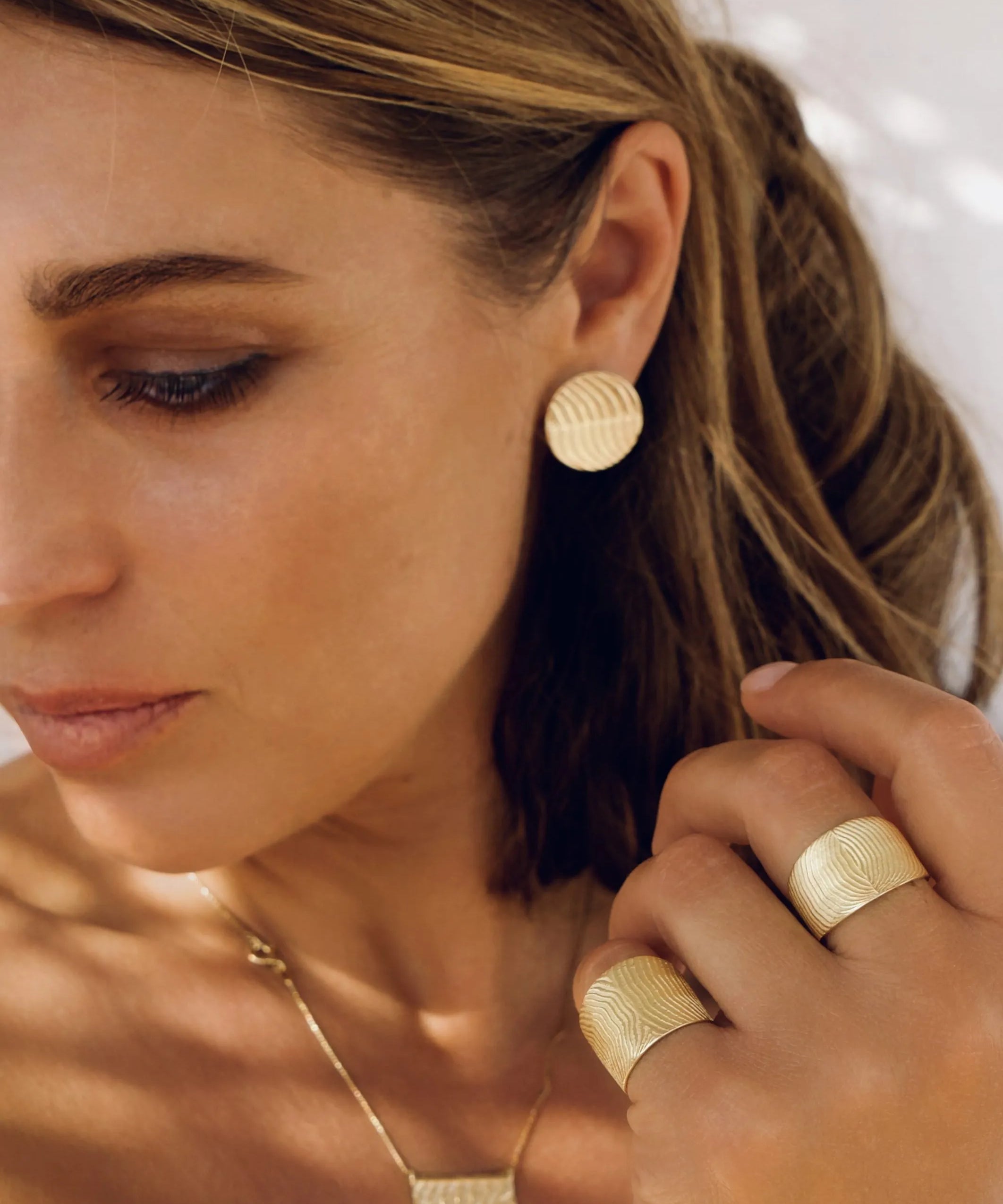 Eleganter Schmuck aus der Meerestiefe. Die maritime Struktur der Sepien vereint sich im goldenen Abraccio Ring wie eine Umarmung