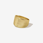 Eleganter Schmuck aus der Meerestiefe. Die maritime Struktur der Sepien vereint sich im goldenen Abraccio Ring wie eine Umarmung