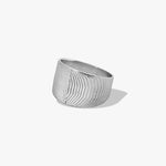 Eleganter Schmuck aus der Meerestiefe. Die maritime Struktur der Sepien vereint sich im silbernen Abraccio Ring wie eine Umarmung