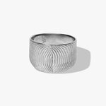 Eleganter Schmuck aus der Meerestiefe. Die maritime Struktur der Sepien vereint sich im silbernen Abraccio Ring wie eine Umarmung