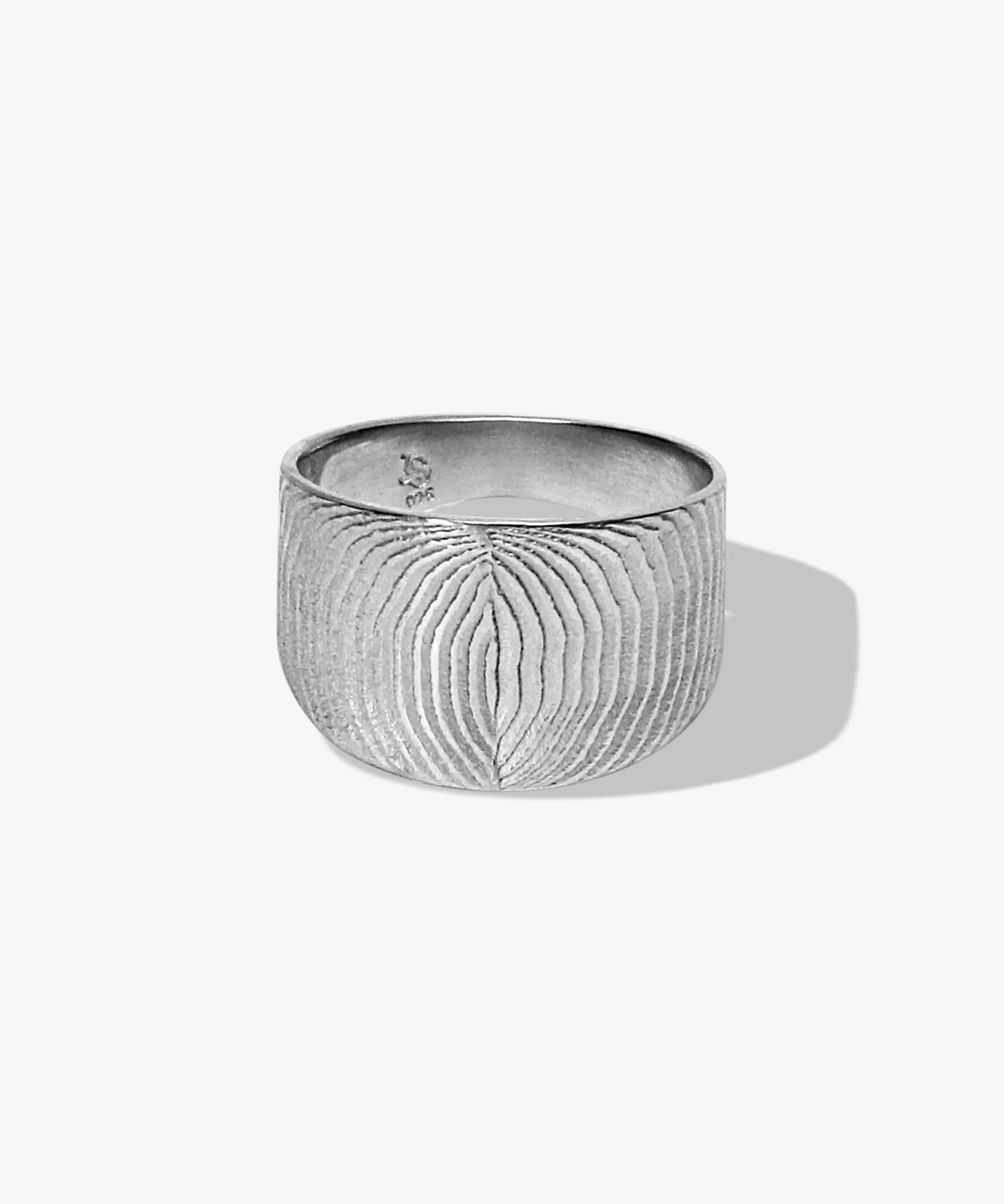 Eleganter Schmuck aus der Meerestiefe. Die maritime Struktur der Sepien vereint sich im silbernen Abraccio Ring wie eine Umarmung