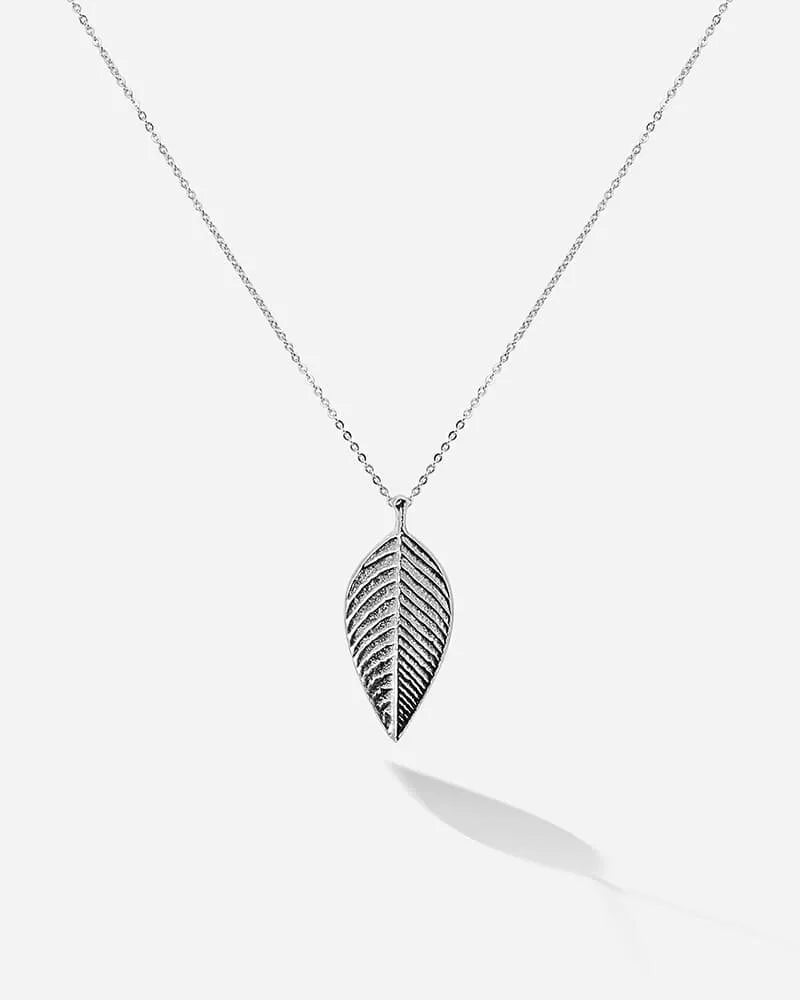 Feiner glitzernden Anhänger in Form eines Birkenblatt, das Symbol der Reinheit, des Lichtes, der Liebe und der Freude. Sterling Silber