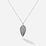 Feiner glitzernden Anhänger in Form eines Birkenblatt, das Symbol der Reinheit, des Lichtes, der Liebe und der Freude. Sterling Silber