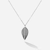 Feiner glitzernden Anhänger in Form eines Birkenblatt, das Symbol der Reinheit, des Lichtes, der Liebe und der Freude. Sterling Silber