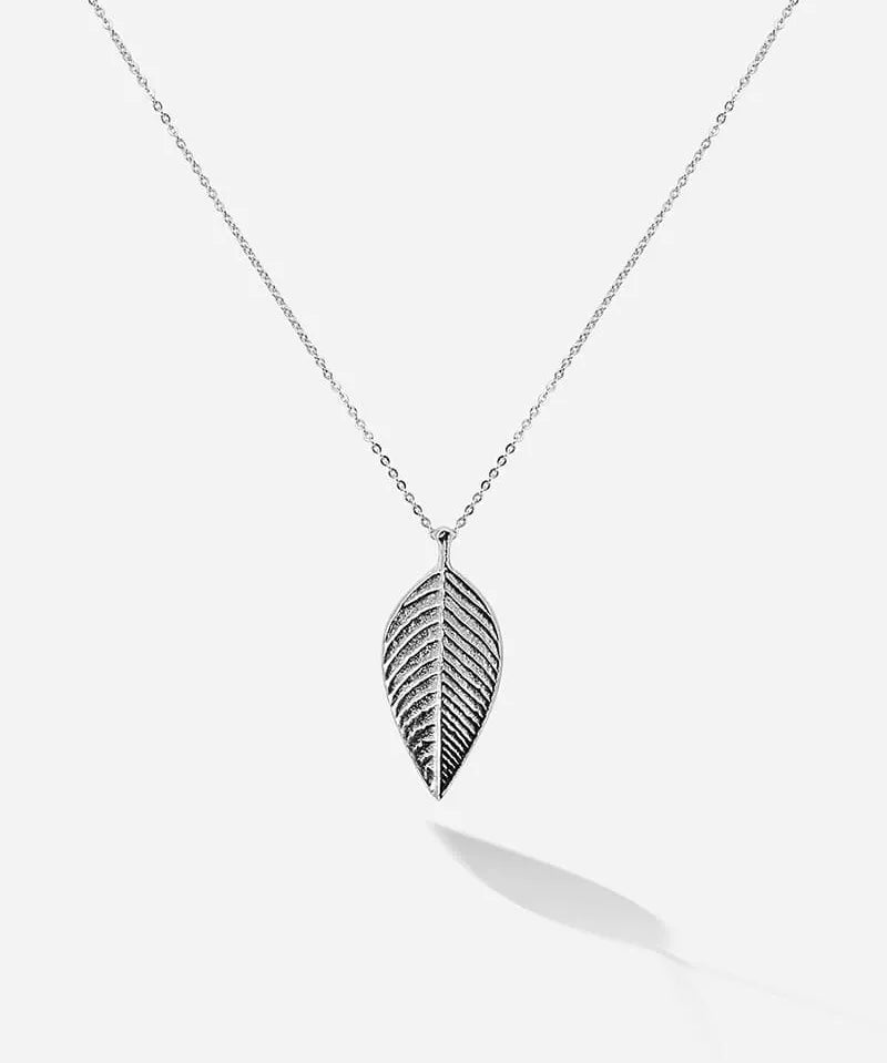 Feiner glitzernden Anhänger in Form eines Birkenblatt, das Symbol der Reinheit, des Lichtes, der Liebe und der Freude. Sterling Silber
