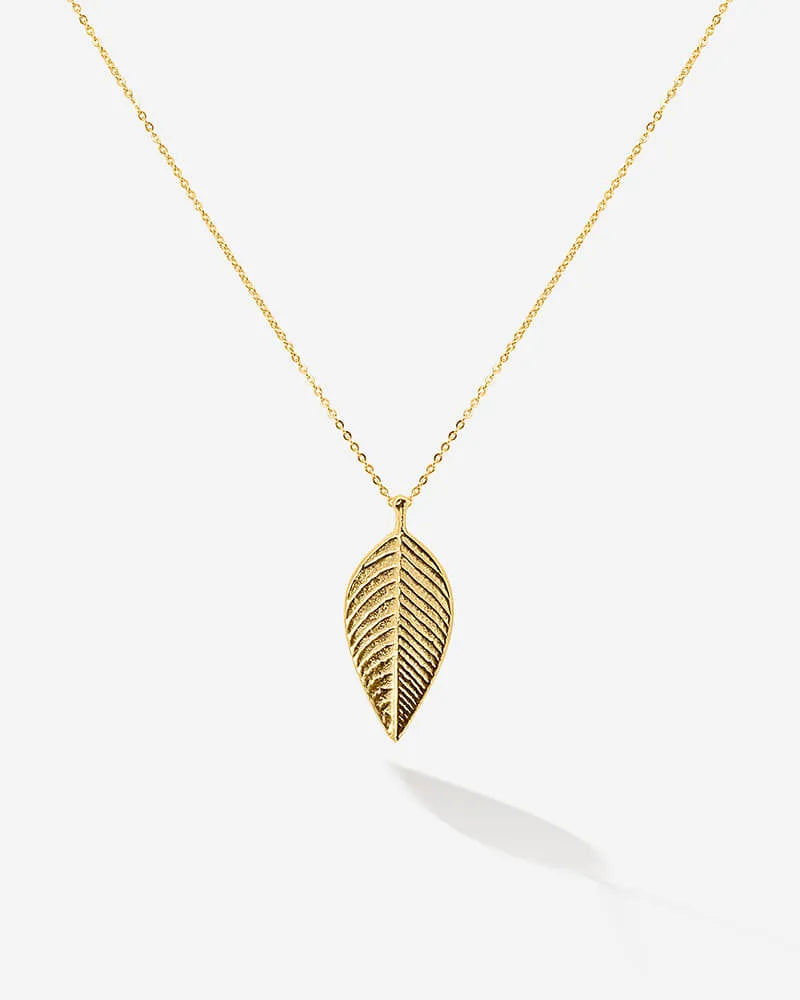 Feiner glitzernden Anhänger in Form eines Birkenblatt, das Symbol der Reinheit, des Lichtes, der Liebe und der Freude. Gold Vermeil