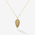 Feiner glitzernden Anhänger in Form eines Birkenblatt, das Symbol der Reinheit, des Lichtes, der Liebe und der Freude. Gold Vermeil