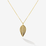Feiner glitzernden Anhänger in Form eines Birkenblatt, das Symbol der Reinheit, des Lichtes, der Liebe und der Freude. Gold Vermeil