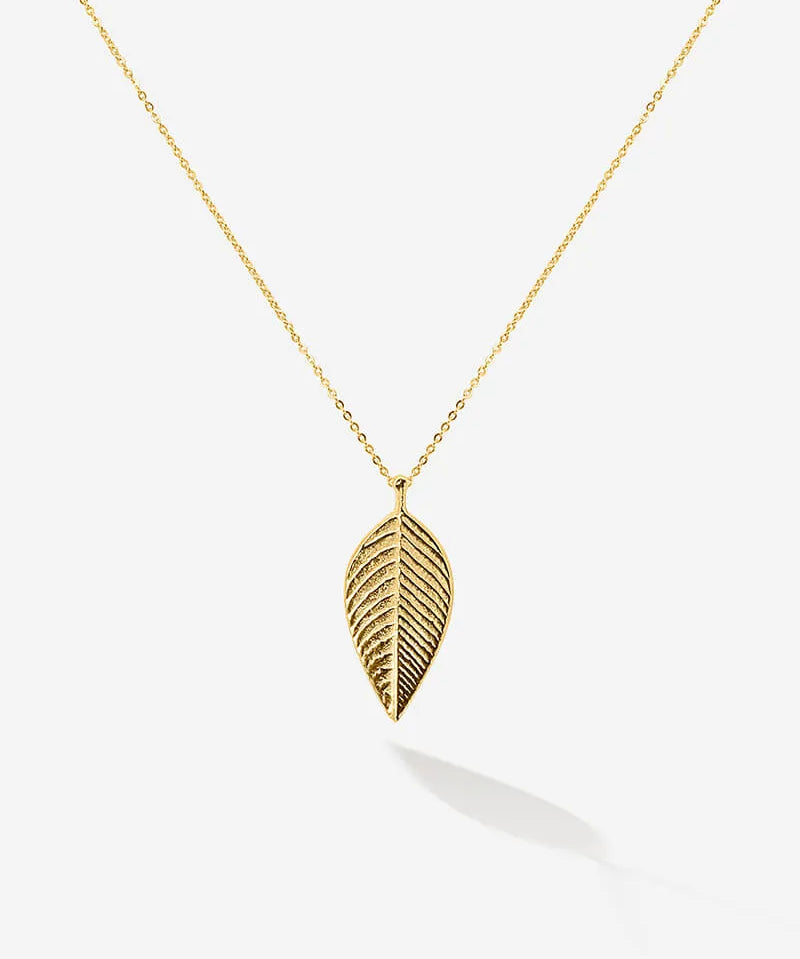 Feiner glitzernden Anhänger in Form eines Birkenblatt, das Symbol der Reinheit, des Lichtes, der Liebe und der Freude. Gold Vermeil